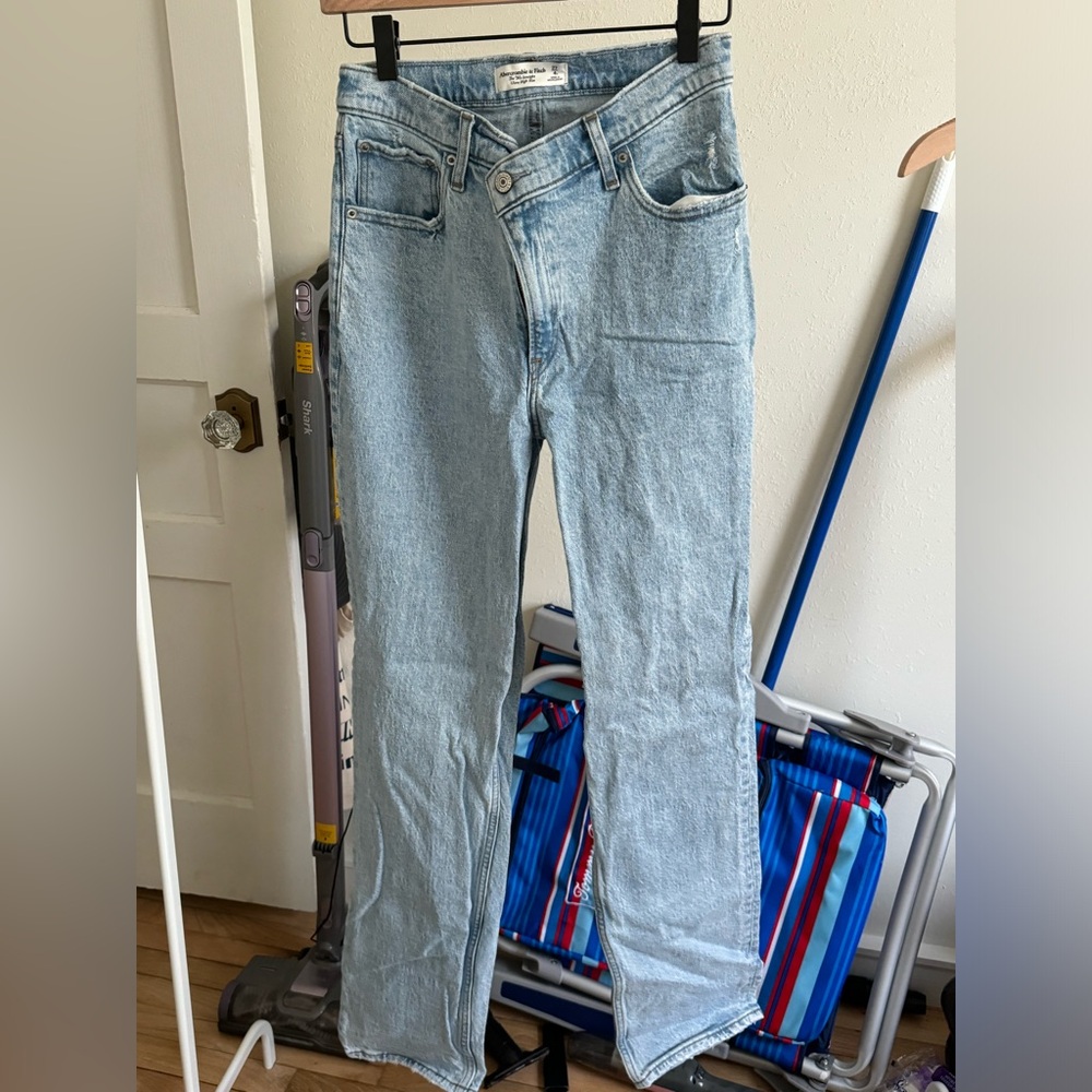 Abercrombie straight leg light jean